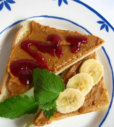 Сладкие сэндвичи с арахисом, клубникой и бананом