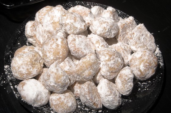 Печеные шарики с грецкими орехами в сахарной пудре