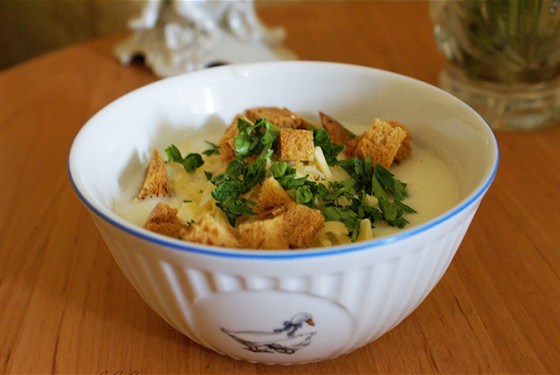Крем-суп из цветной капусты с сыром и сухариками