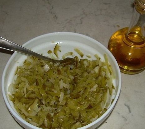Салат из соленых огурцов с луком и постным маслом