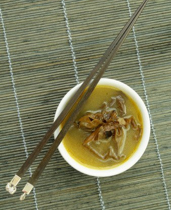 Суп мисо с жареными баклажанами и грибами
