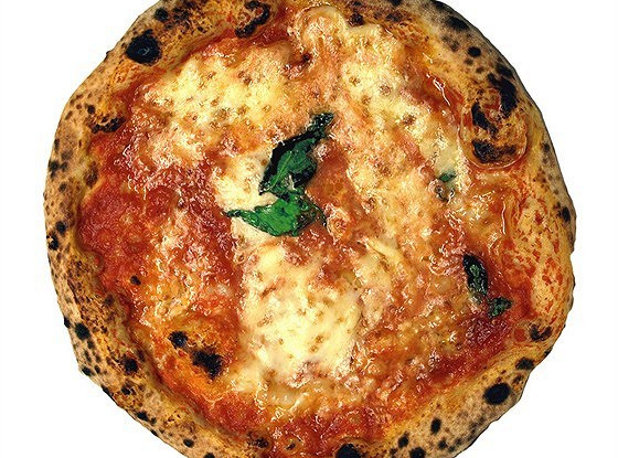 Пицца «Маргарита» с базиликом и моцареллой