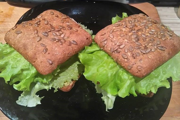 Сэндвич с жареным лососем
