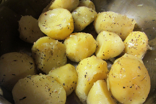 Вареный молодой картофель с петрушкой и оливковым маслом