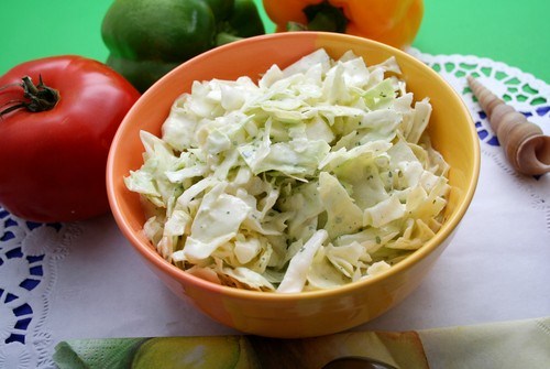 Салат из капусты и зеленых яблок с йогуртовой заправкой