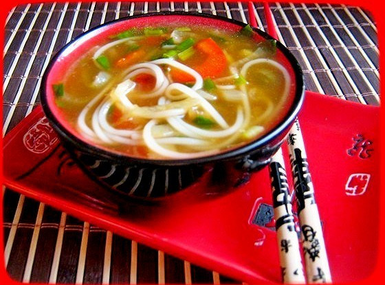 Луковый суп с рисовой лапшой и соевым соусом