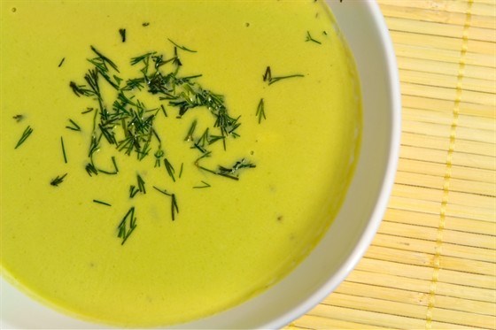 Ледяной гороховый суп с зеленым супом и мятой