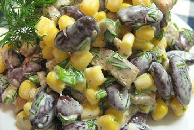 Салат с фасолью, кукурузой и сухариками