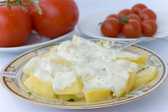 Датский картофельный салат с укропом и йогуртовой заправкой