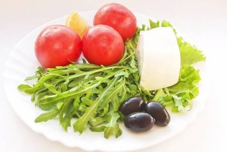 Салат из рукколы и помидоров