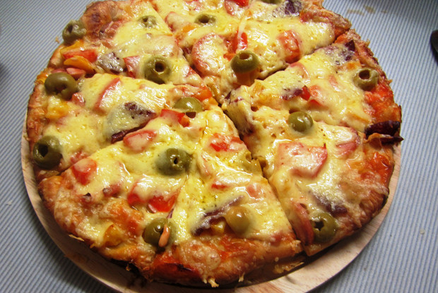 Пицца с салями и оливками