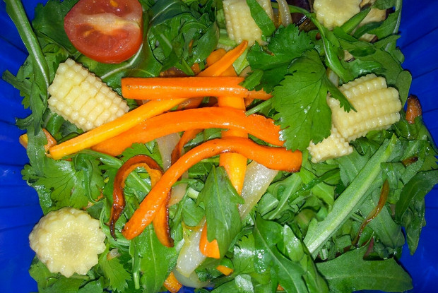 Салат из рукколы, шпината, моркови и кукурузой.