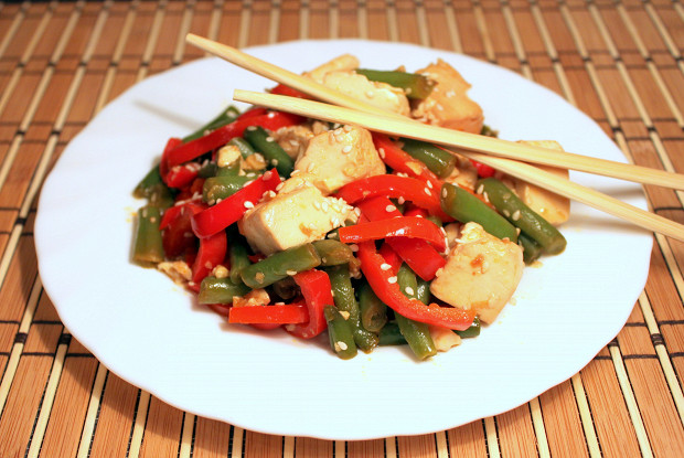 Жареный тофу с овощами