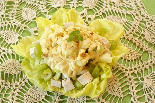 Салат из цыпленка с пастой, сельдереем и грибами