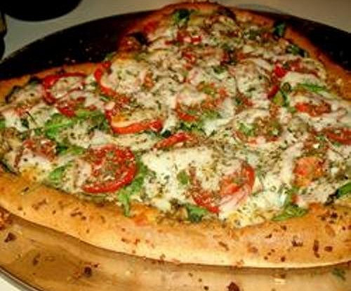 Пицца в виде сердца с овощами и пепперони