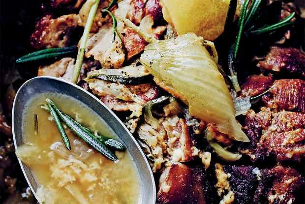 Свинина, тушенная в молоке, с чесноком и розмарином