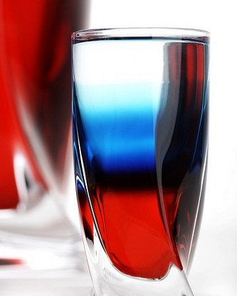 Бело-сине-красный напиток