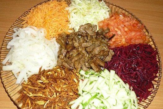 Овощной салат с капустой и мясом