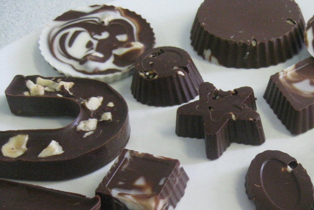 Шоколадные конфеты с брусникой и фундуком