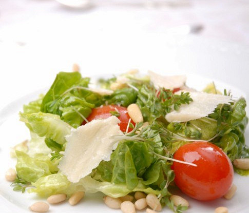Зеленый салат с черри и кедровыми орешками
