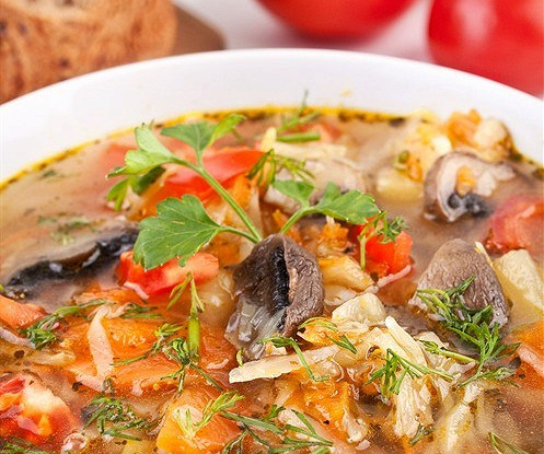 Говяжий суп с грибами и томатами