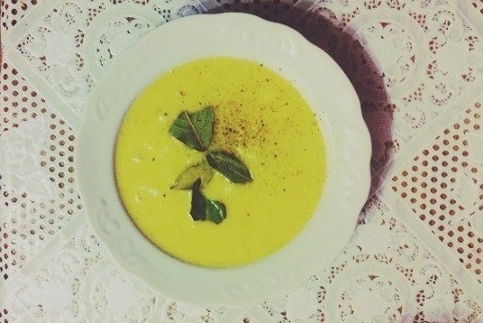 Сырный суп-пюре с черносливом и цветной капустой