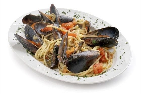 Спагетти с морепродуктами и петрушкой