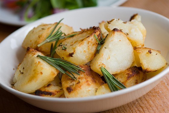 Жареный молодой картофель с каперсами, чесноком и розмарином