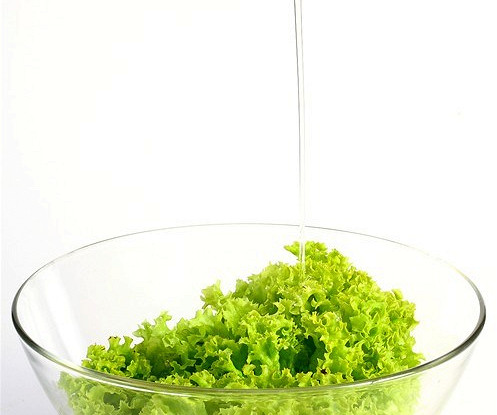 Зеленый салат с горчичной заправкой