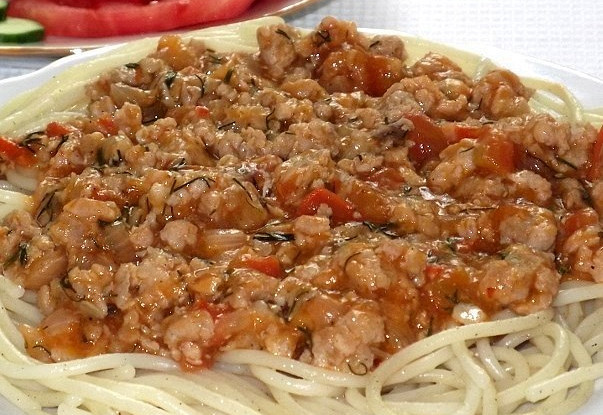 Спагетти под соусом болоньезе с итальянскими травами