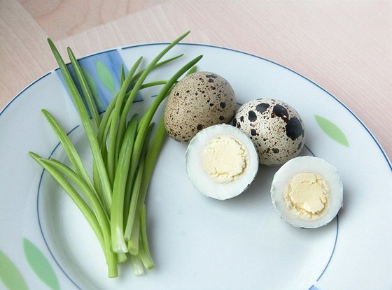 Перепелиные яйца с молотым перцем и солью