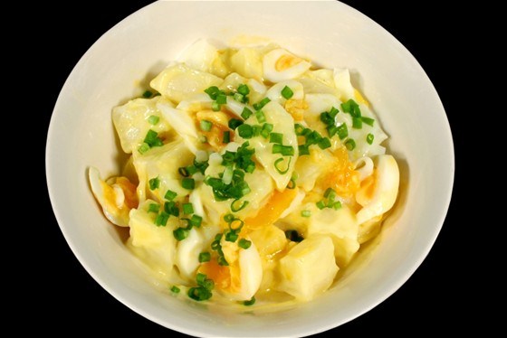 Картофельный салат с яйцами и луком
