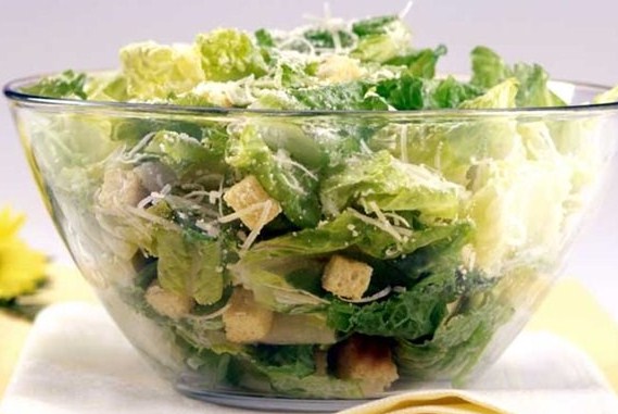 Нежный салат «Цезарь» с сухариками, чесноком и курицей