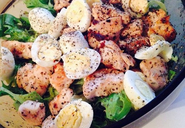 Куриный салат с перепелиными яйцами и эстрагоном