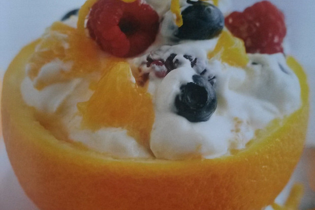 Сливочный десерт с ягодами в апельсиновой цедре