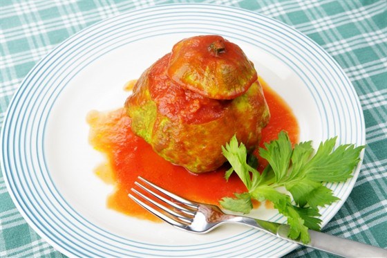 Фаршированные кабачки в томатном соусе