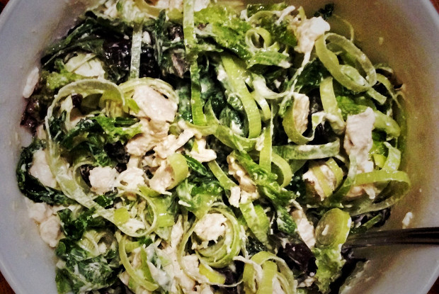 Зеленый салат с базиликом и курицей