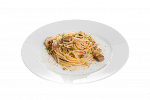 Спагетти с зеленым горошком и тунцом
