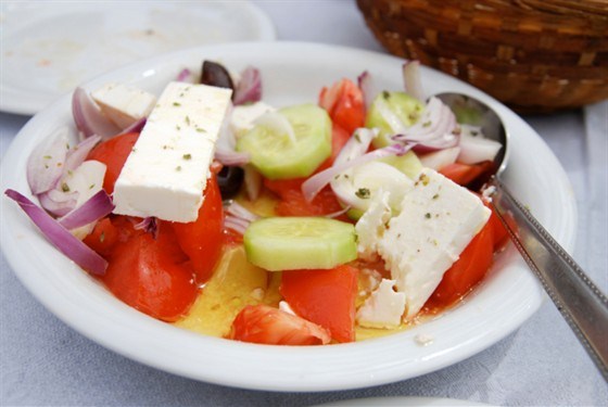 Салат с огурцами, томатами на гриле и фетой