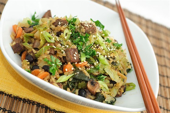 Жареный рис с овощами, соевым соусом, супом мисо и пикулями