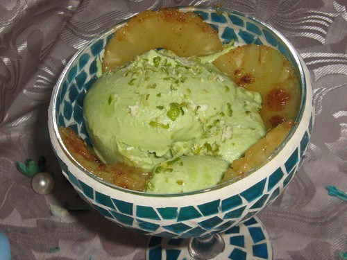 Мороженое из авокадо с жареным ананасом