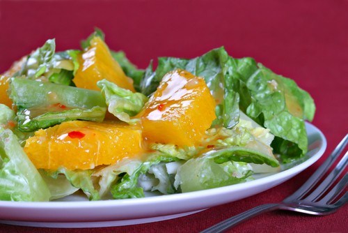 Салат из латука с цитрусами и сухариками
