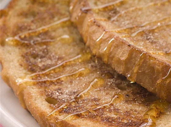 Сладкие французские тосты с теплым персиковым компотом и кленовым сиропом