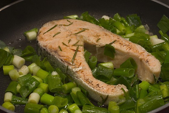 Рыба, запеченная в фольге с зеленым луком и имбирем