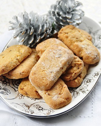 Новогоднее печенье с кедровыми орешками и розмарином