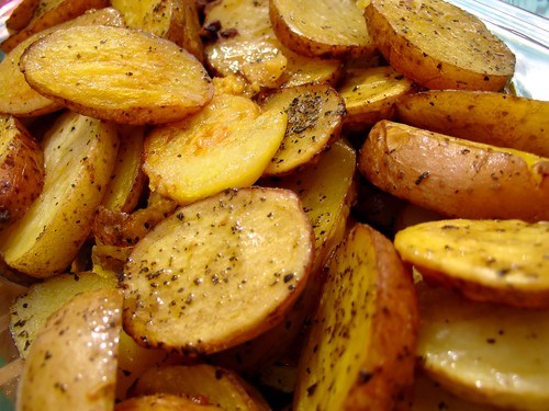 Жареный молодой картофель с чесноком и зеленью