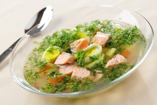 Суп из лосося с цукини и сельдереем