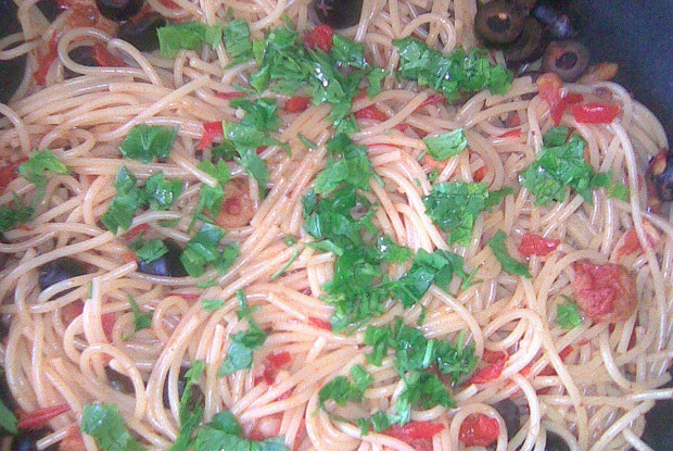 Спагетти с креветками и маслинами