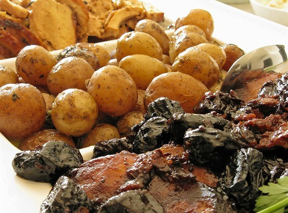 Свинина, печенная с картофелем и черносливом