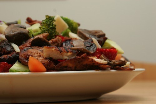 Салат из брокколи и помидоров с маринованной курицей и грибами шиитаке
